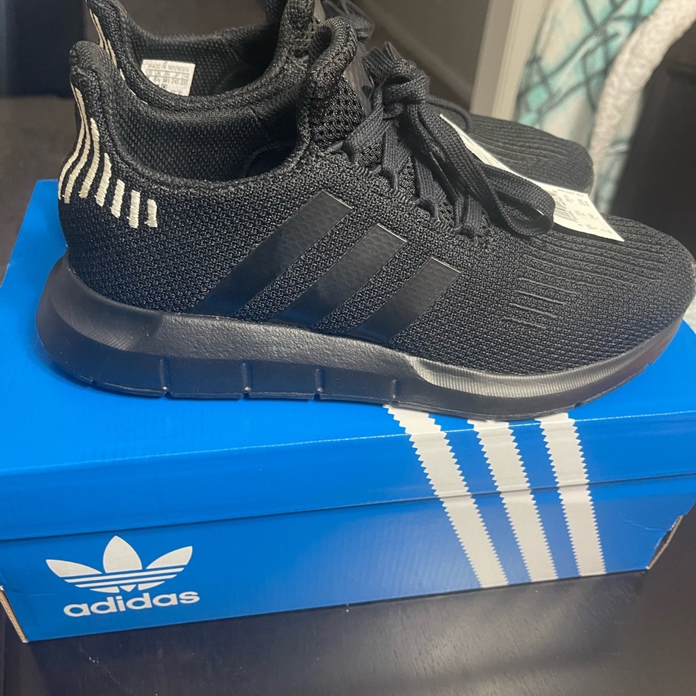 Adidas swift run tennis shoes
